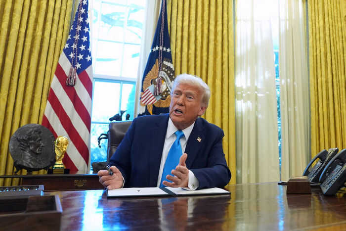 Одобрение президента США Дональда Трампа упало до 42%