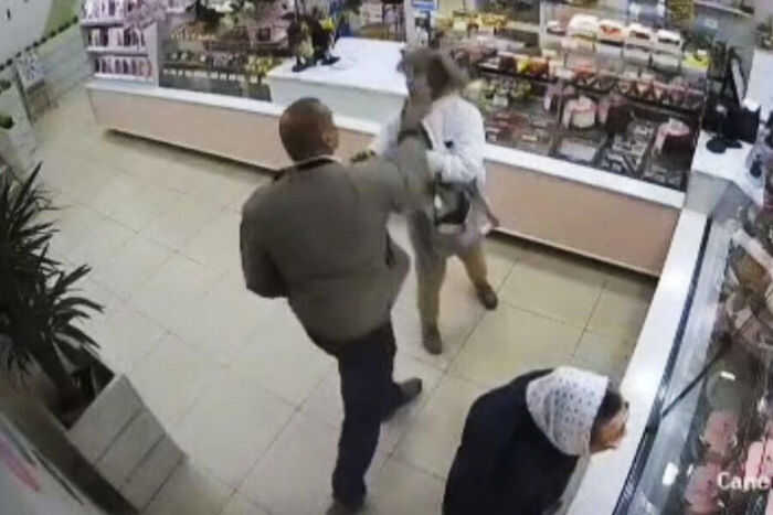 В Бийске мужчина напал на женщину в магазине из-за кашля