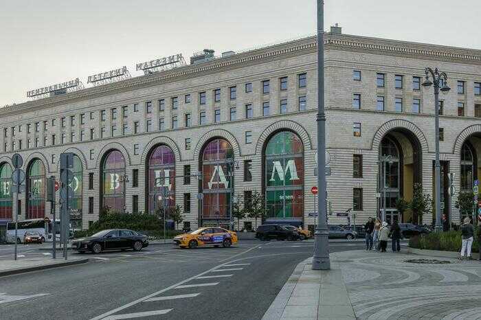 В центре Москвы загорелся ЦДМ: люди жаловались на запах пластика